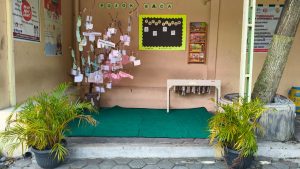 POJOK BACA DAN POHON LITERASI SMP MARDISISWA 2 SEMARANG